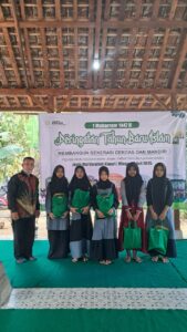 Dr. Yusuf Langke M,Th Tokoh akademisi dàn Tokoh Lintàs Agama memberikan bingkisan untuk anak yatim